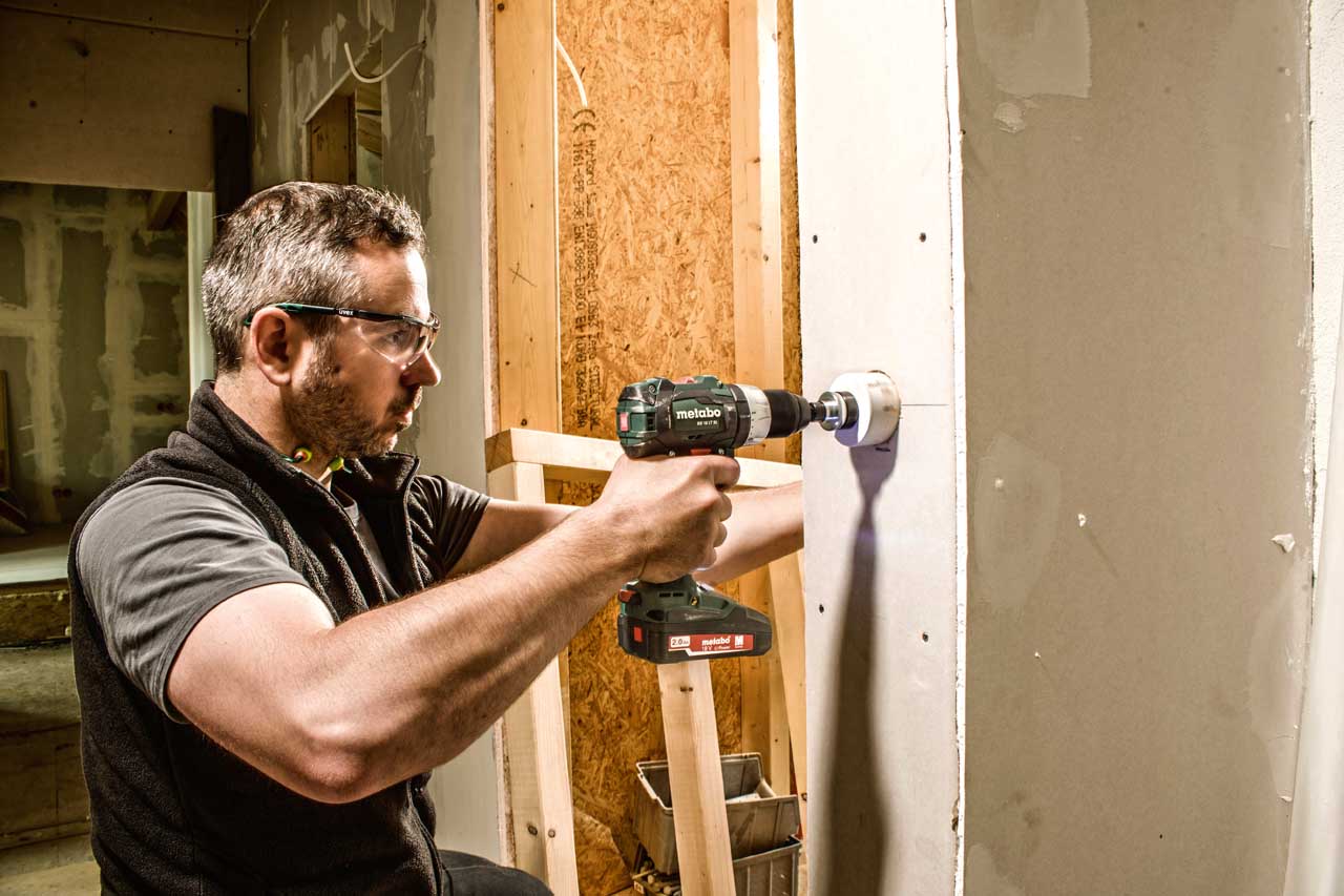 MET6.02325.950 BUŠILICA-ODVIJAČ AKU BS 18 LT BL Li-ion 18V 3X5,2AH; PUNJAČ ASC 55